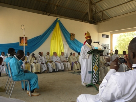 Mgr Paul Ouedraogo s'adressant aux fidèles