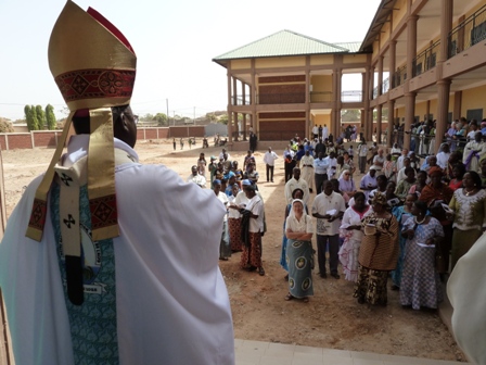 L'archevêque bénissant la foule réunie à la maison d'accueil