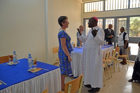 Mme Nicole Sornin, présidente des AAPB de Lyon en entretien avec l'archevêque.