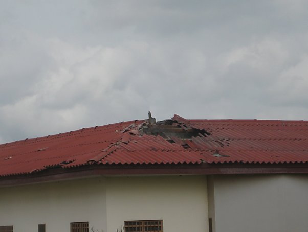 Le toit transpercé par un obus