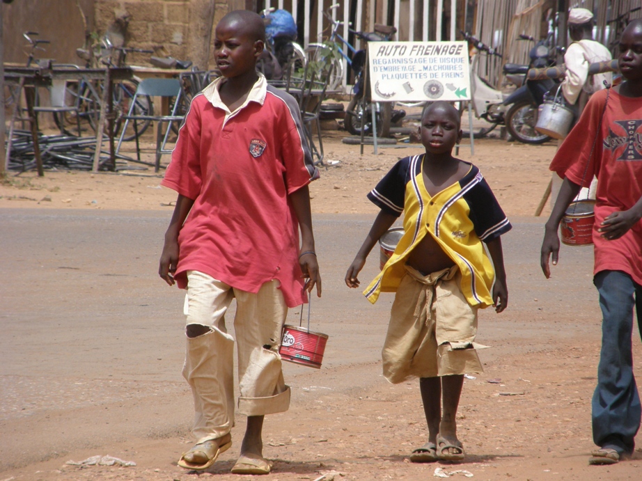 des enfants dans les rues de Ouagadougou