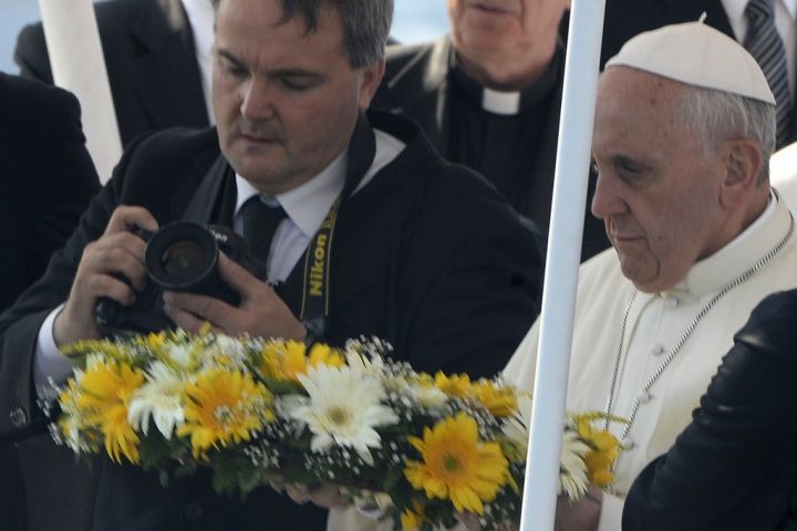 Le pape offrant une couronne de fleurs auxx disparus