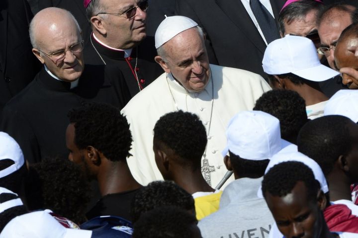 Le pape rencontre des migrants