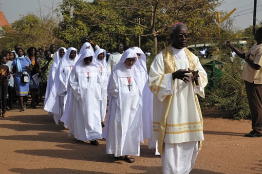 Monseigneur Séraphin prend la tête de la procession