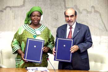 La responsable de Via Campeaima, Elisabeth Kpofu, et le DG de la FAO